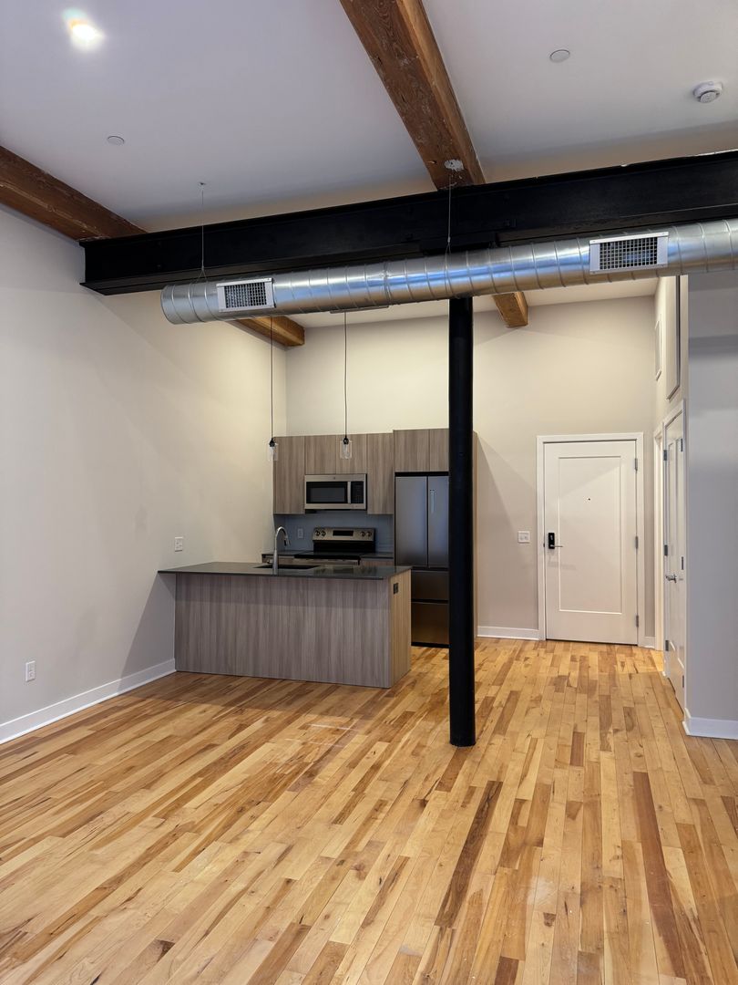 Central Falls Apartment: 467 Roosevelt Ave