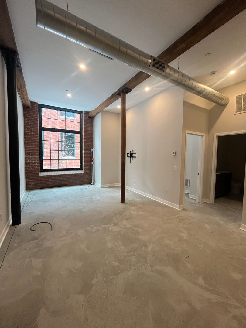 Central Falls Apartment: 467 Roosevelt Ave