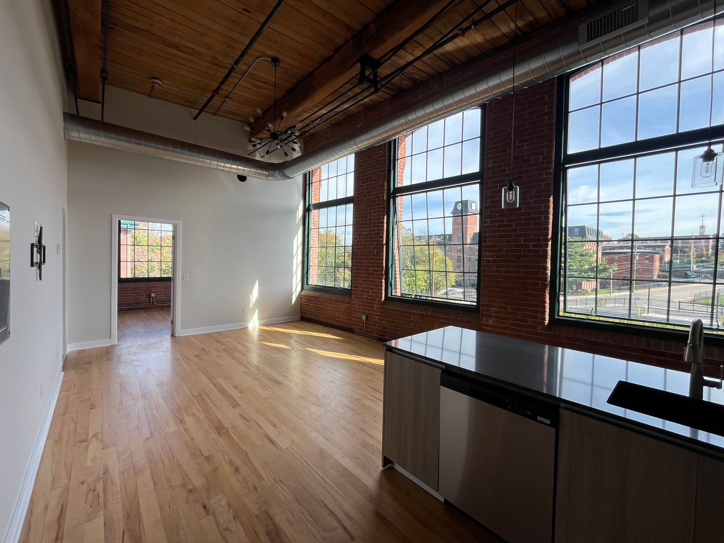 Central Falls Apartment: 467 Roosevelt Ave