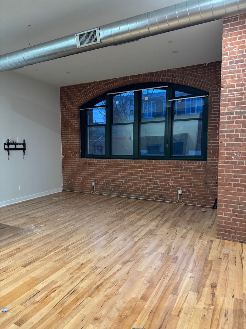 Central Falls Apartment: 467 Roosevelt Ave