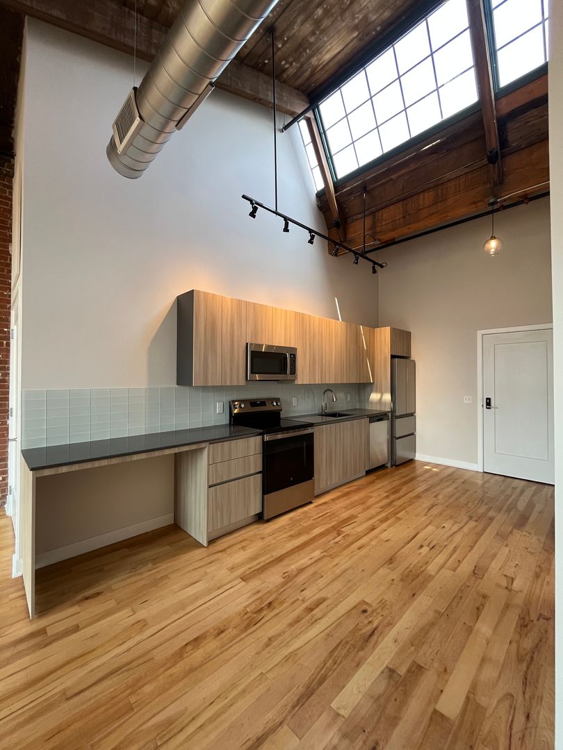 Central Falls Apartment: 467 Roosevelt Ave