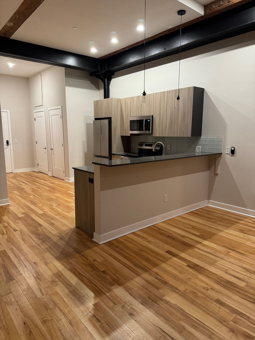 Central Falls Apartment: 467 Roosevelt Ave