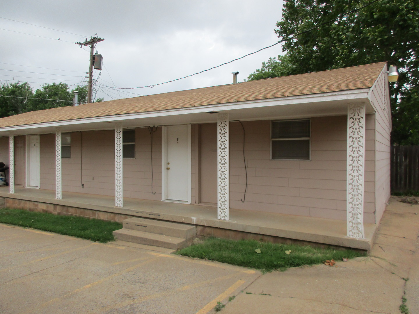 WEATHERFORD Apartment: 709 N. BROADWAY