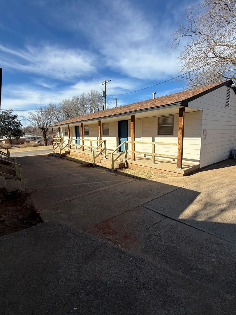 WEATHERFORD Apartment: 709 N. BROADWAY #7