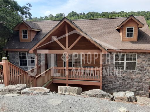Gorgeous Lodge in Gated Community!