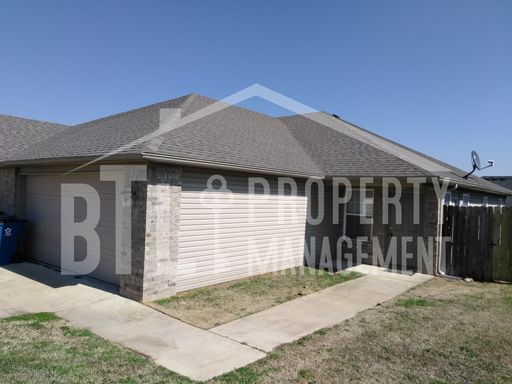 3BR Duplex with 2-Car Garage in Forsyth
