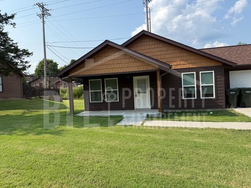 Beautiful 3 Bedroom Home with Fenced Yard in Hollister
