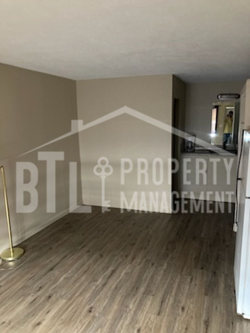 Branson Apartment: 208 S. Old County Rd