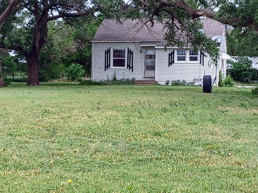 Charming 2 bedroom, 1 bath west of town in Viola (19000 W 55th St S)