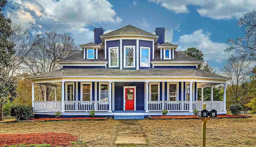 Charming 2 Bedroom Unit in Duplex