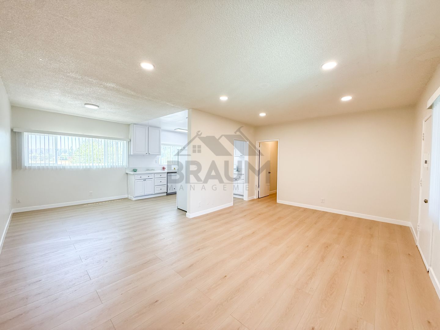 VALLEY GLEN Apartment: 13129 OXNARD ST.