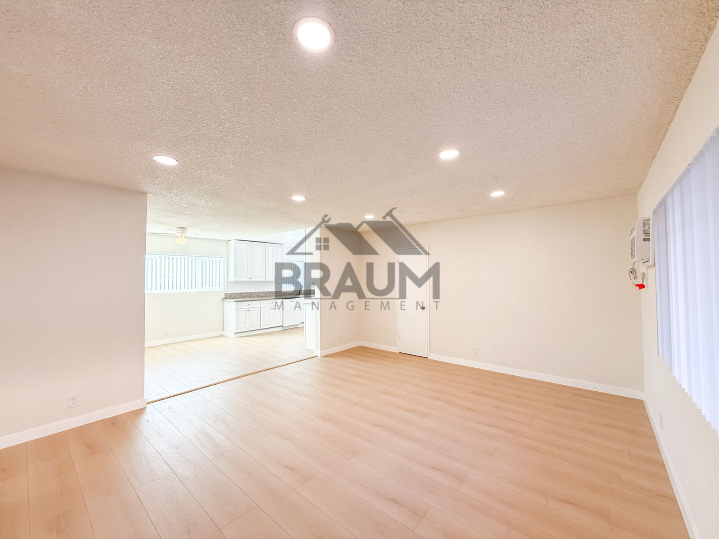 VALLEY GLEN Apartment: 13129 OXNARD ST.