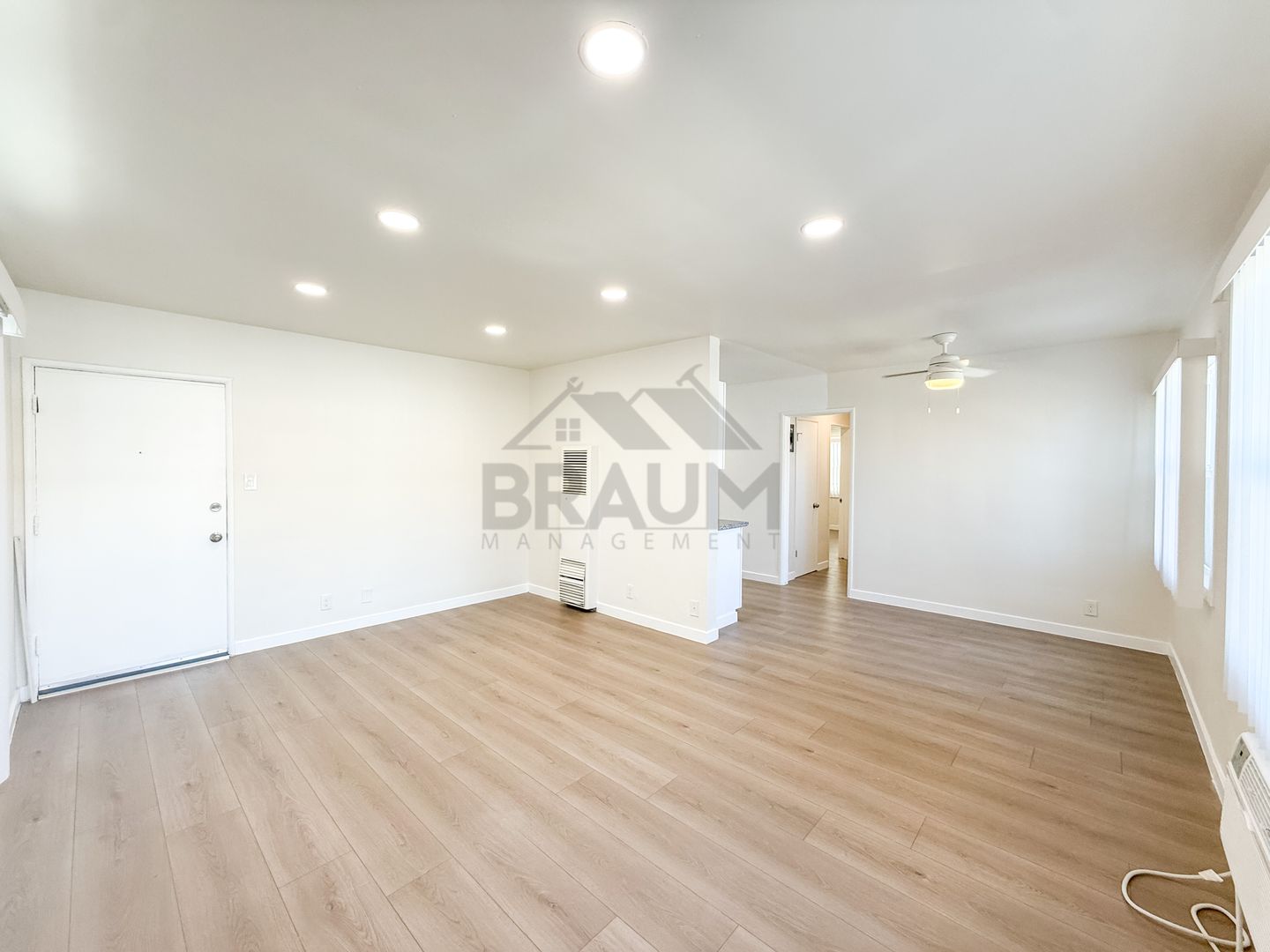 VAN NUYS Apartment: 7339 WOODMAN AVE.