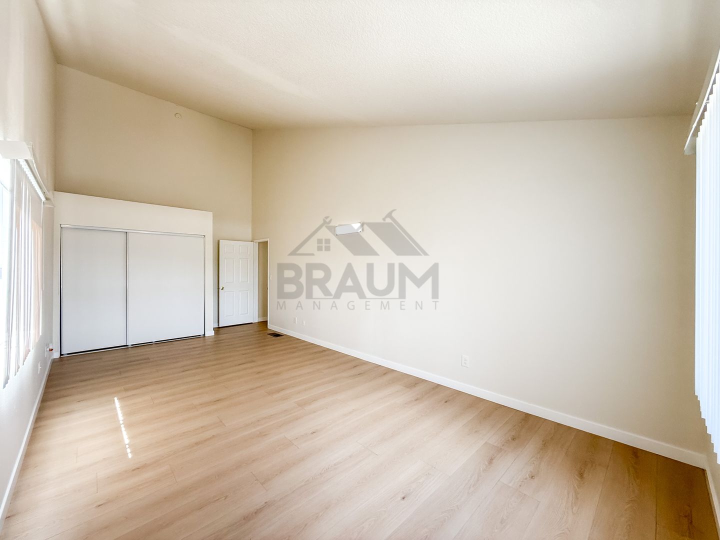 NORTH HOLLYWOOD Apartment: 5245 RIVERTON AVE.