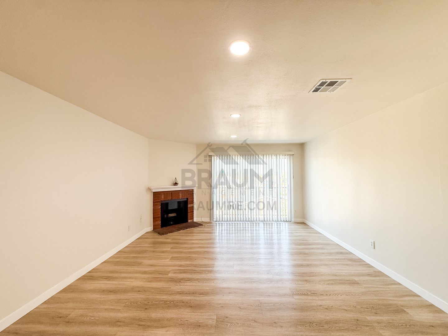 VALLEY VILLAGE Apartment: 11839 BURBANK BLVD.