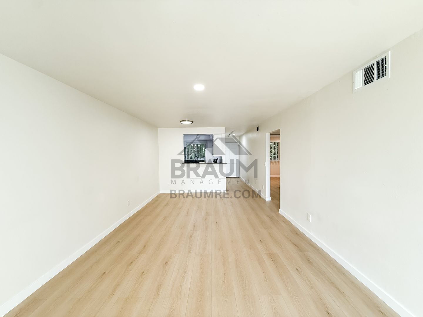 VALLEY VILLAGE Apartment: 11839 BURBANK BLVD.