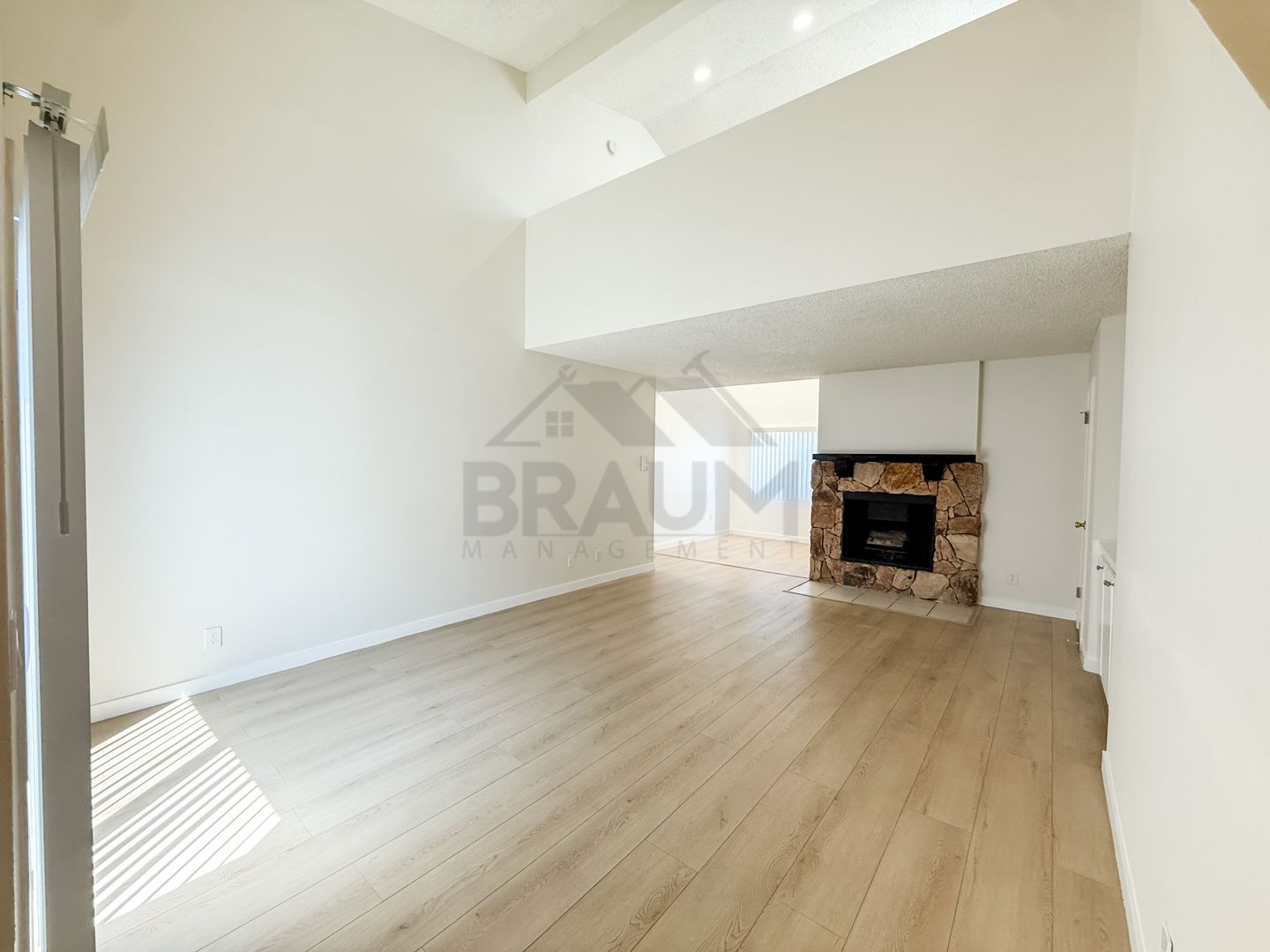 VAN NUYS Apartment: 13347 VICTORY BLVD