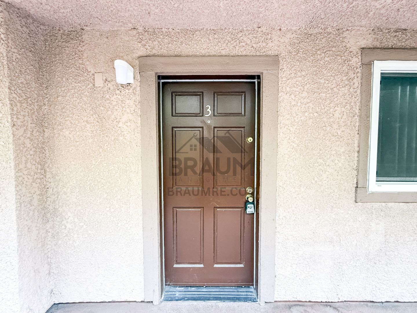 VALLEY VILLAGE Apartment: 11839 BURBANK BLVD.