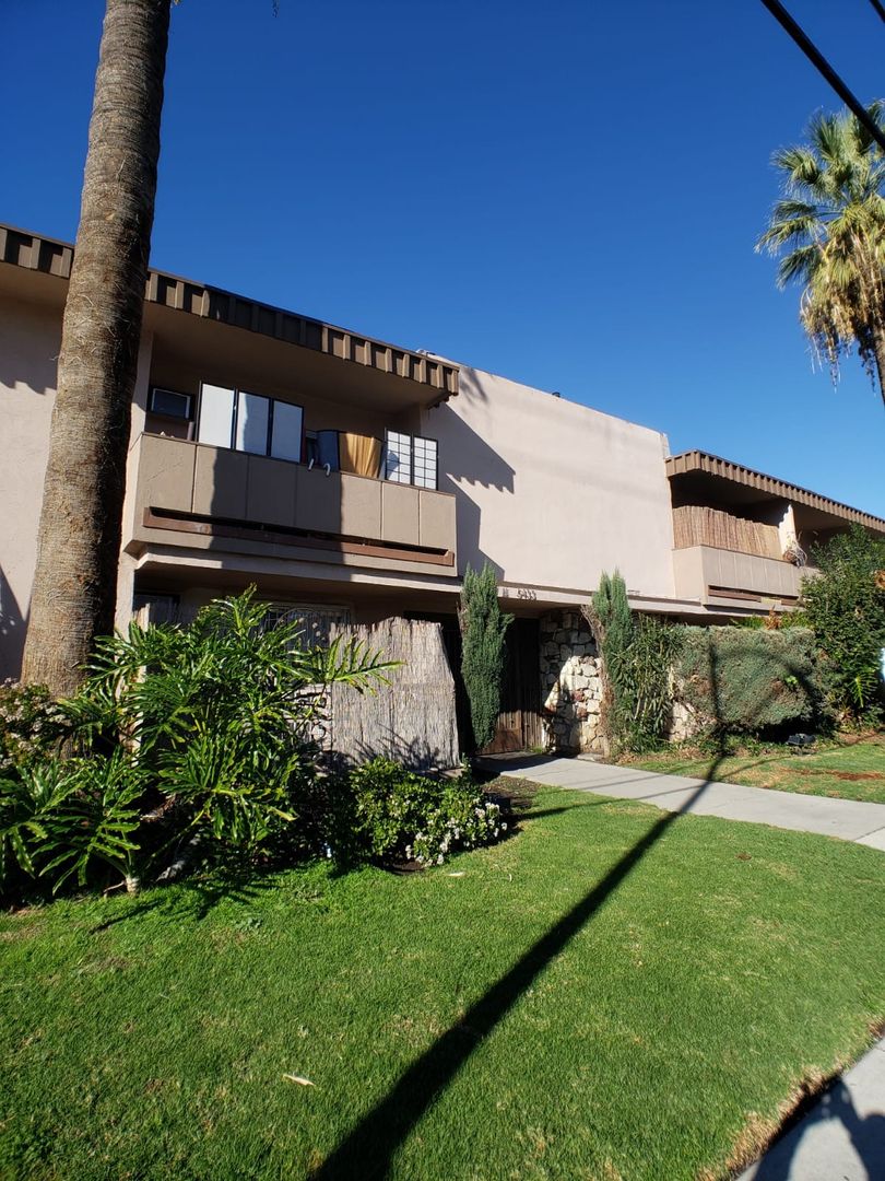 SHERMAN OAKS Apartment: 5433 SEPULVEDA BLVD.