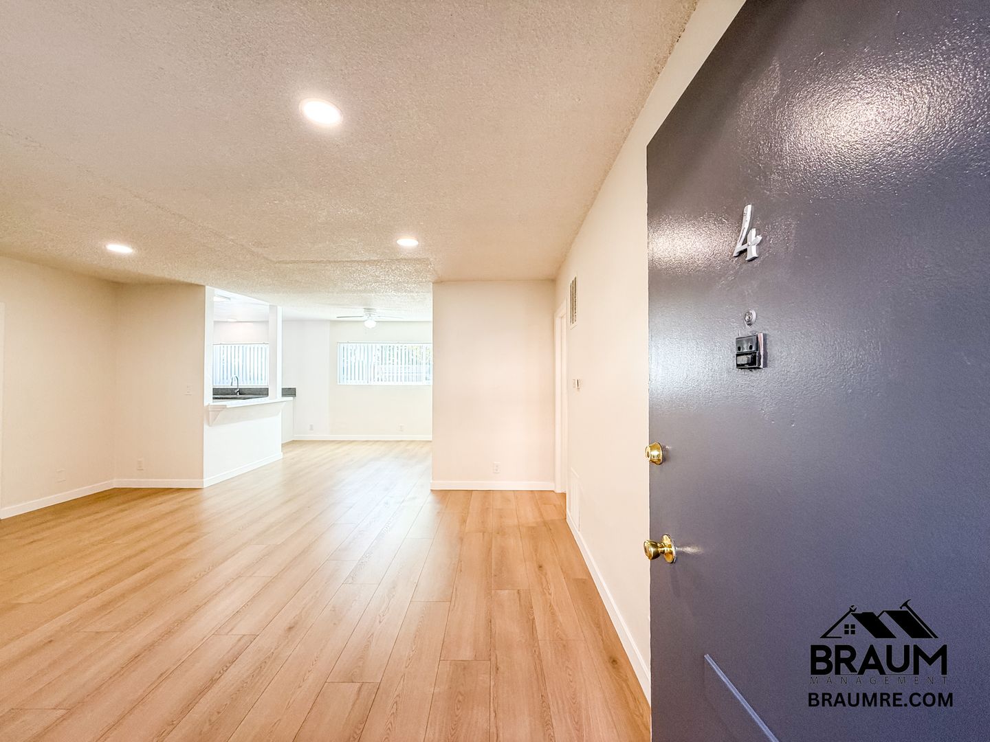 VALLEY GLEN Apartment: 13115 OXNARD ST.