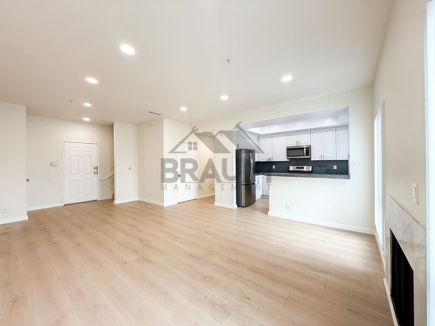 NORTH HOLLYWOOD Apartment: 11035 MOORPARK ST