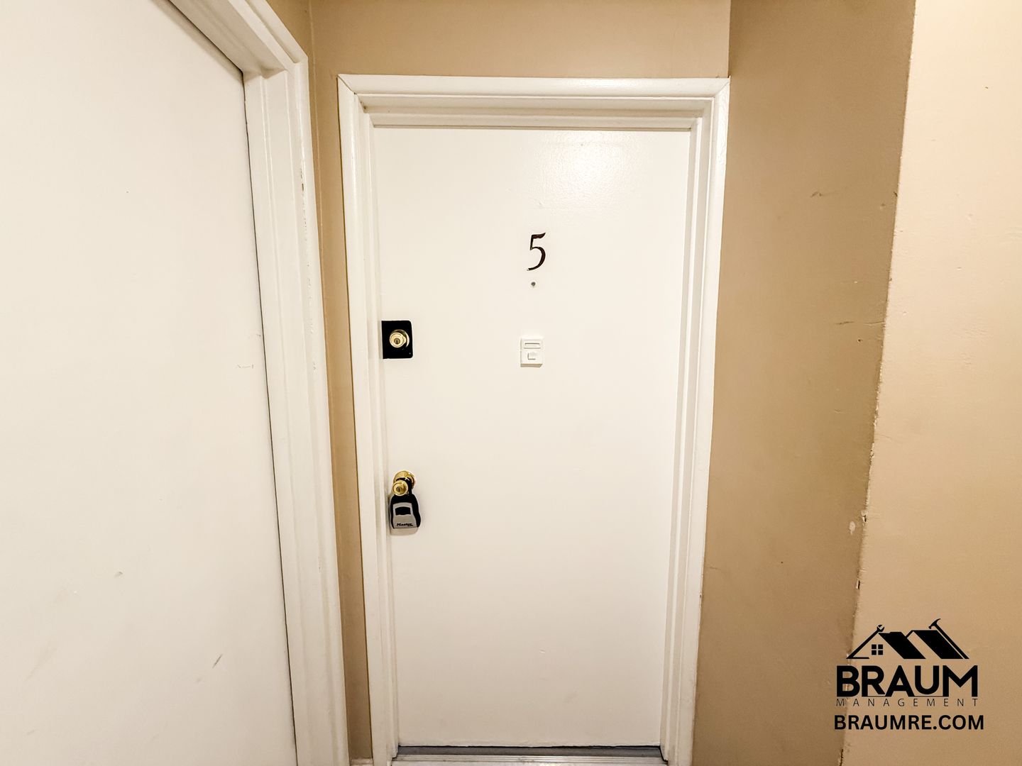 VALLEY VALLAGE Apartment: 5252 HERMITAGE AVE.