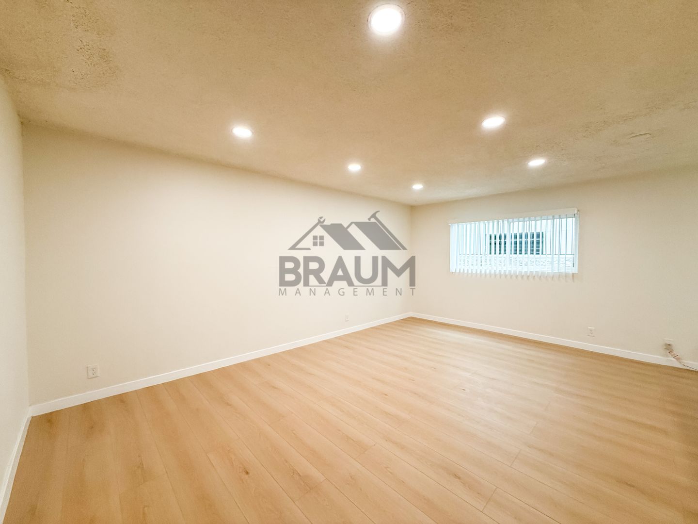 VALLEY VALLAGE Apartment: 5252 HERMITAGE AVE.