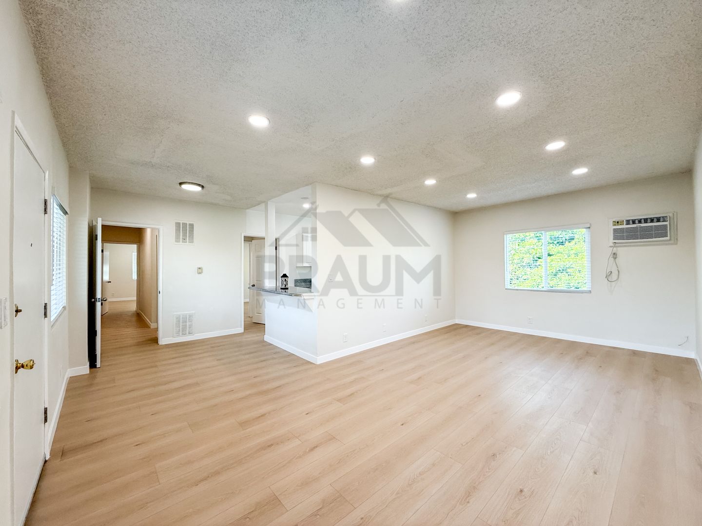 VALLEY GLEN Apartment: 13115 OXNARD ST.