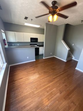 Great 3 Bed Downtown Apartment! Close to Campus and Kirkwood! *2026* – photo 1