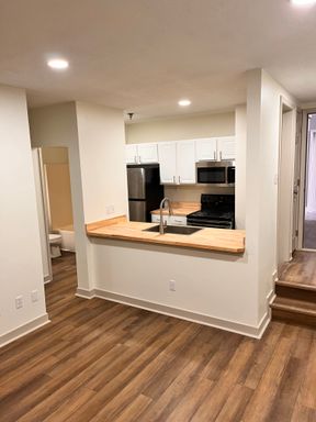Great One Downtown 1 block off the square and Kirkwood!!! *2027* – photo 1