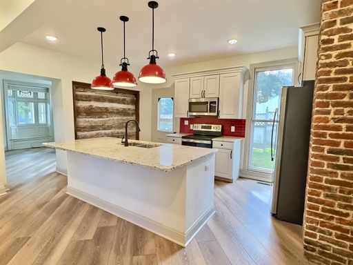 **August 2028** HUGE 8 Bed 6 Bath!! Fully Remodeled!! – photo 1