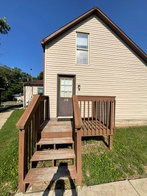 ***AVAILABLE AUGUST 2027*** 1 Bedroom- 1 Bathroom- Perfect location to walk to campus – photo 1