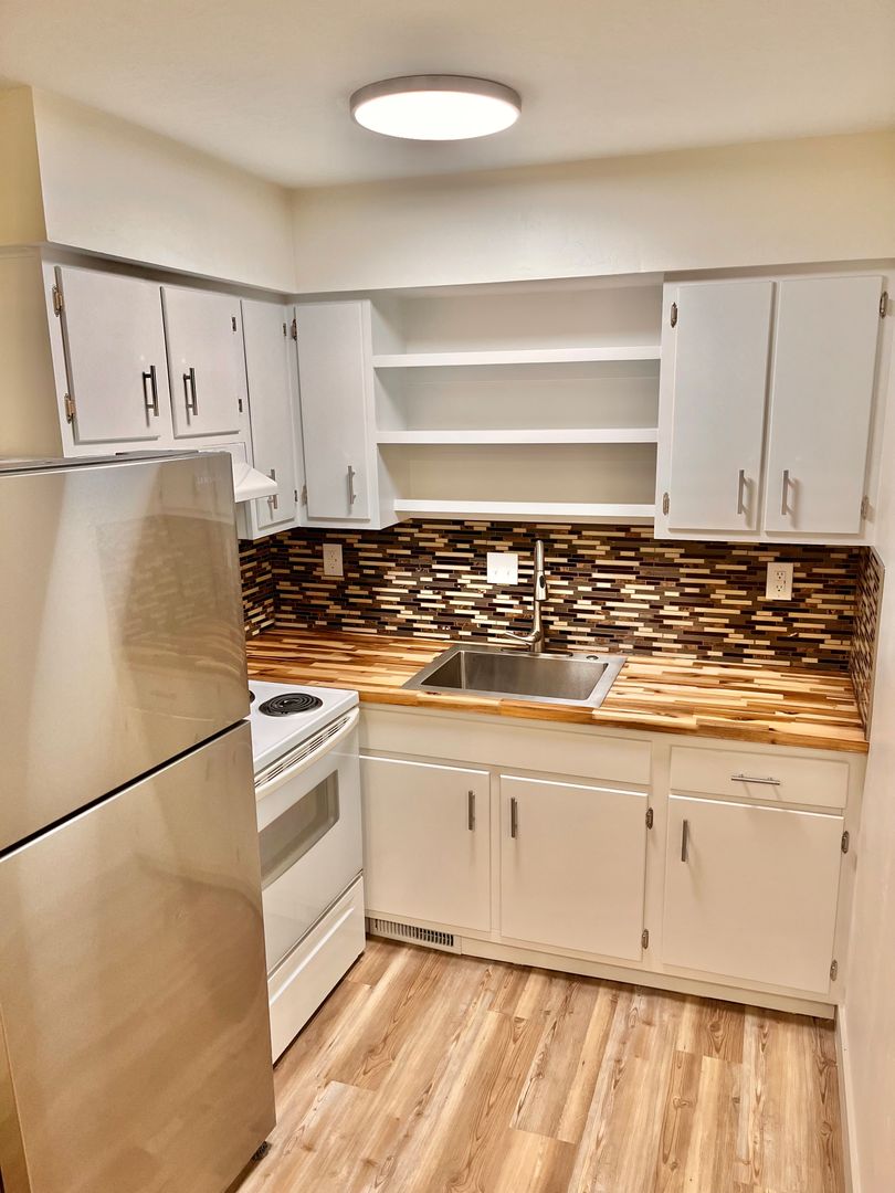 Bloomington Apartment: 326 W. Kenwood Dr