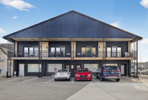 *August 2027* Great Downtown Apartment! One Block from Downtown! – photo 1