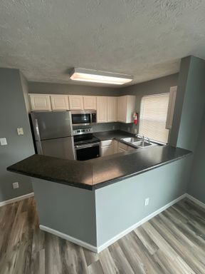 **August 2026** 2 Bed 2 Bath Downtown Apartment – photo 1