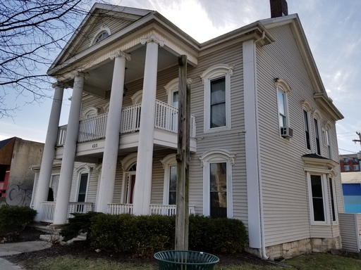 Large house available AUGUST 2027!! 7 bedrooms, 3 full kitchens, outdoor patio, right downtown – photo 1