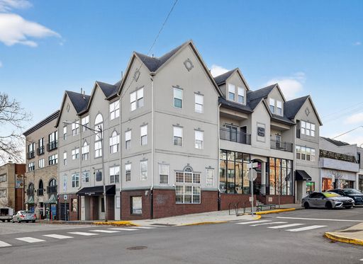 **AVAILABLE August 2027** 2 Bed 1.5 Bath Downtown Apartment – photo 1