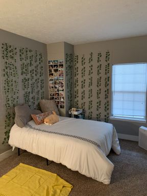 **August 2026** 2 Bed + Bonus Room 1.5 Bath Downtown Apartment!! – photo 1