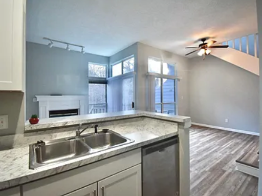 Newly Remodeled 2 bed 2 Bath at the Pointe!! – photo 1