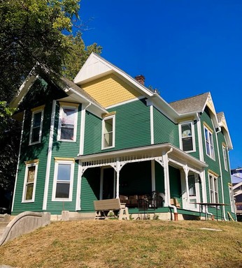 (August 2028) Big Green House! Great Location!!! – photo 1