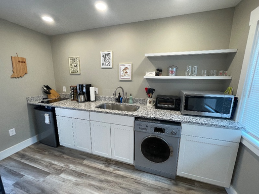 Awesome 1 Bed Unit! GREAT Location! *AUGUST 2027* – photo 1