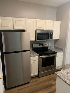 **August 2027** Great 2 bedroom apartment downtown, Fully Updated!! – photo 1