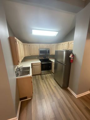 **August 2027** 1 Bed, 1 Bath Downtown Apartment – photo 1