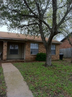College Station - 2 bedroom / 1.5 bath Duplex with fenced yard!! – photo 1