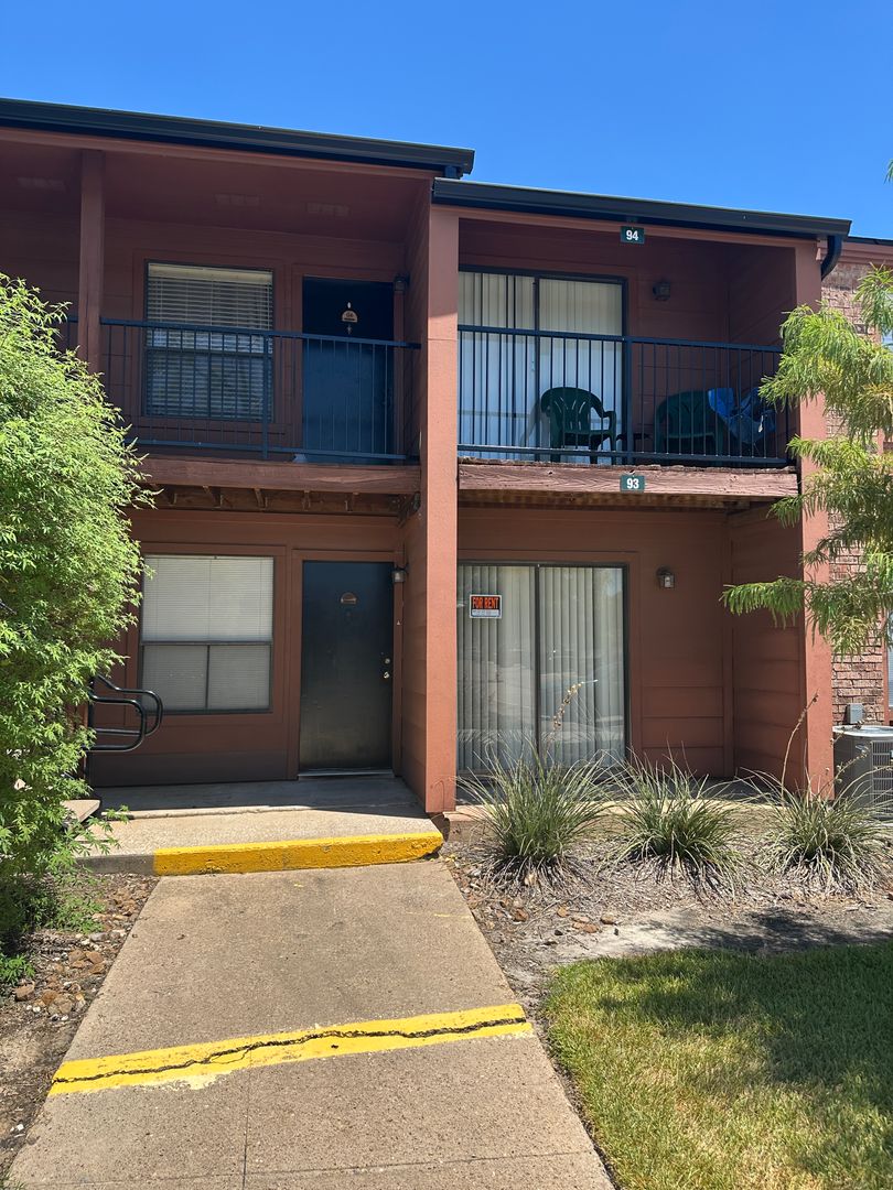 College Station House: 904 University Oaks Blvd. #93 - 904 UO #93