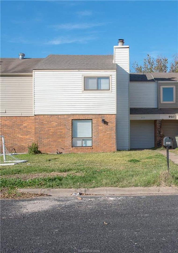 Bryan House: 912 Navidad St
