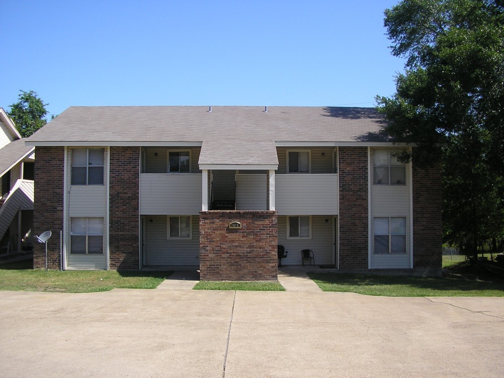 Bryan House: 2615 D Pecan Knoll St