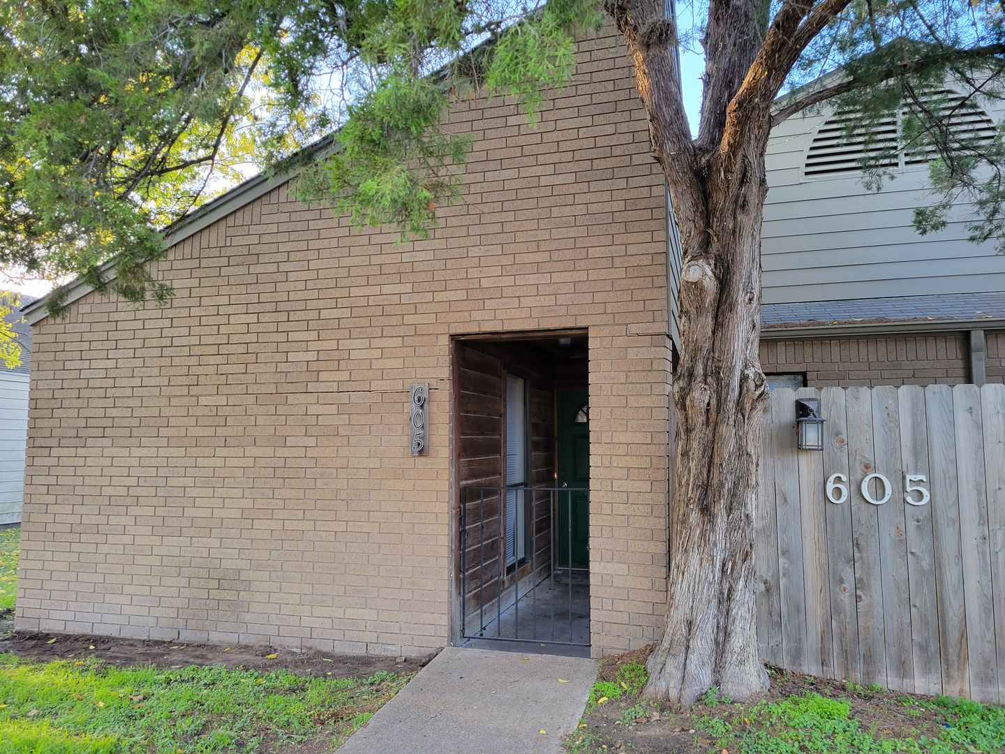 College Station House: 605 Navarro Dr