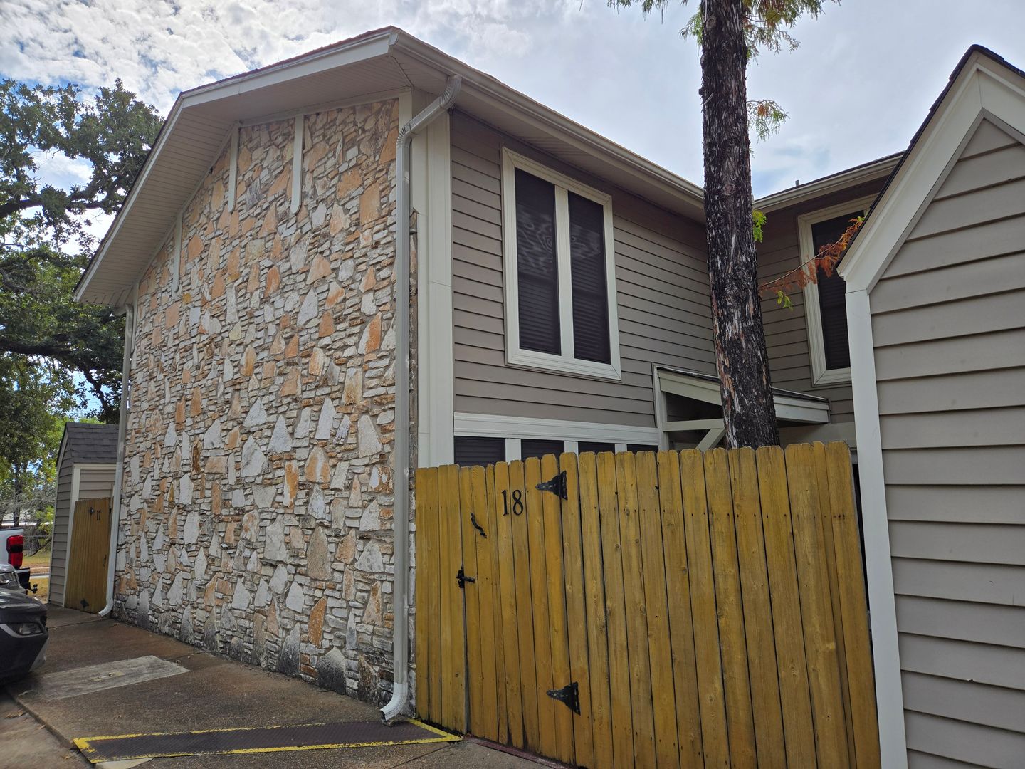 Bryan House: 2101 Barak # 18*