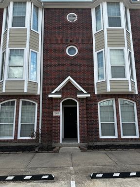 4 Bedroom 4.5 Bath Townhome in Gated Community – photo 1